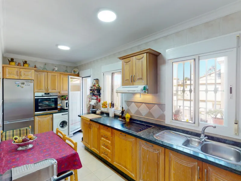 House - Semi-Detached House в продаже в Vélez-Málaga, Málaga. В доме 3 спален и 4 ванных комнат. Площадь дома 267 м². Площадь участка 320 м²
