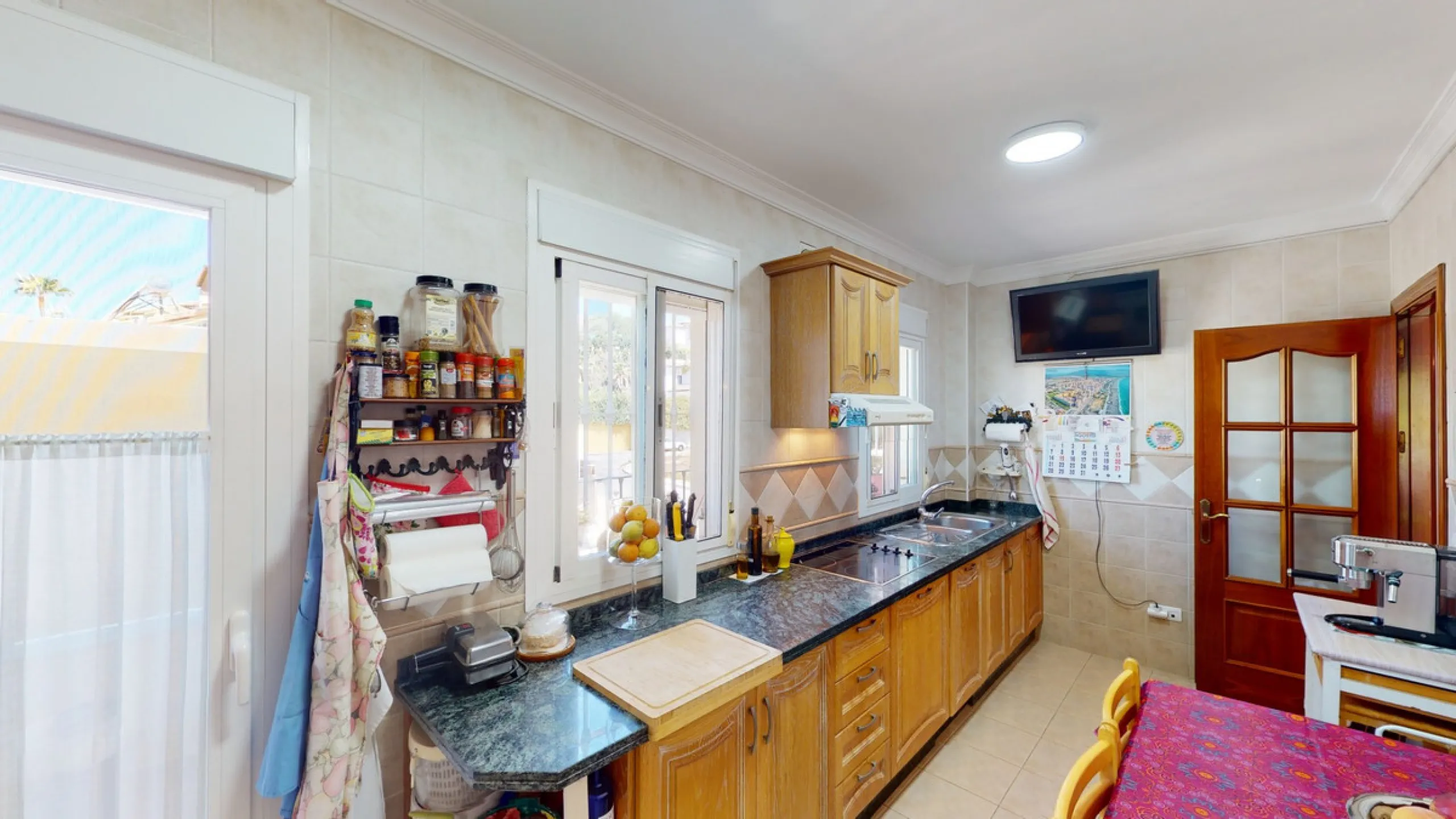 House - Semi-Detached House в продаже в Vélez-Málaga, Málaga. В доме 3 спален и 4 ванных комнат. Площадь дома 267 м². Площадь участка 320 м²