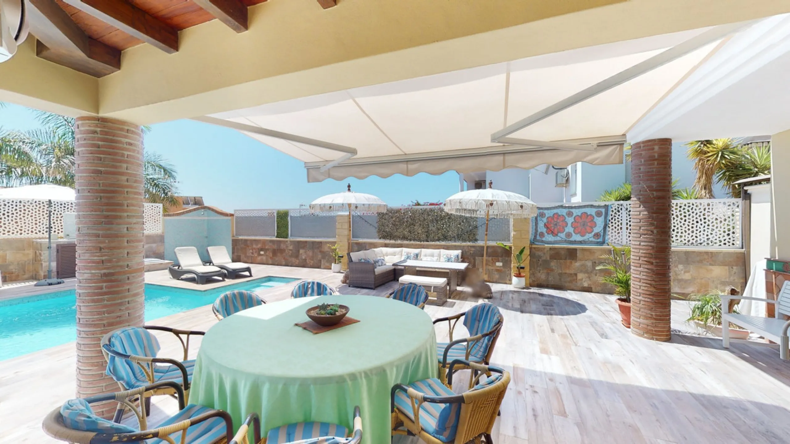 House - Semi-Detached House в продаже в Vélez-Málaga, Málaga. В доме 3 спален и 4 ванных комнат. Площадь дома 267 м². Площадь участка 320 м²