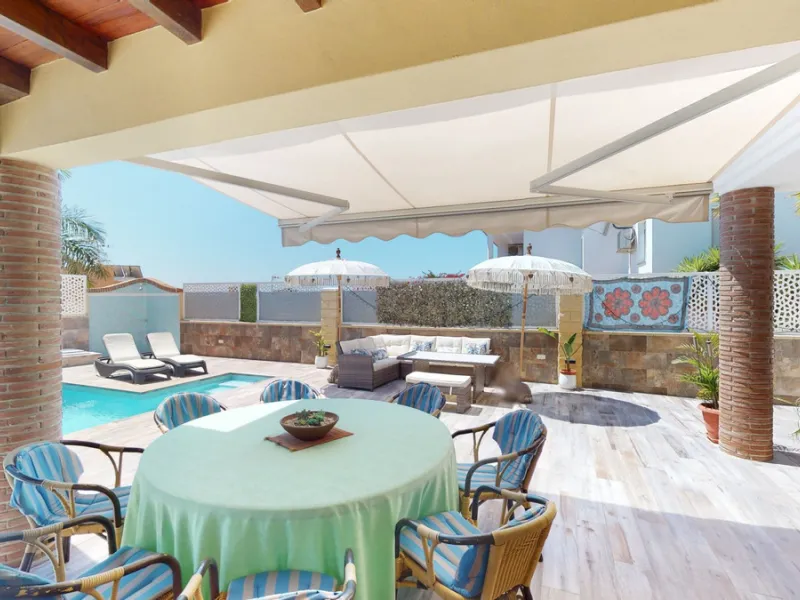 House - Semi-Detached House в продаже в Vélez-Málaga, Málaga. В доме 3 спален и 4 ванных комнат. Площадь дома 267 м². Площадь участка 320 м²