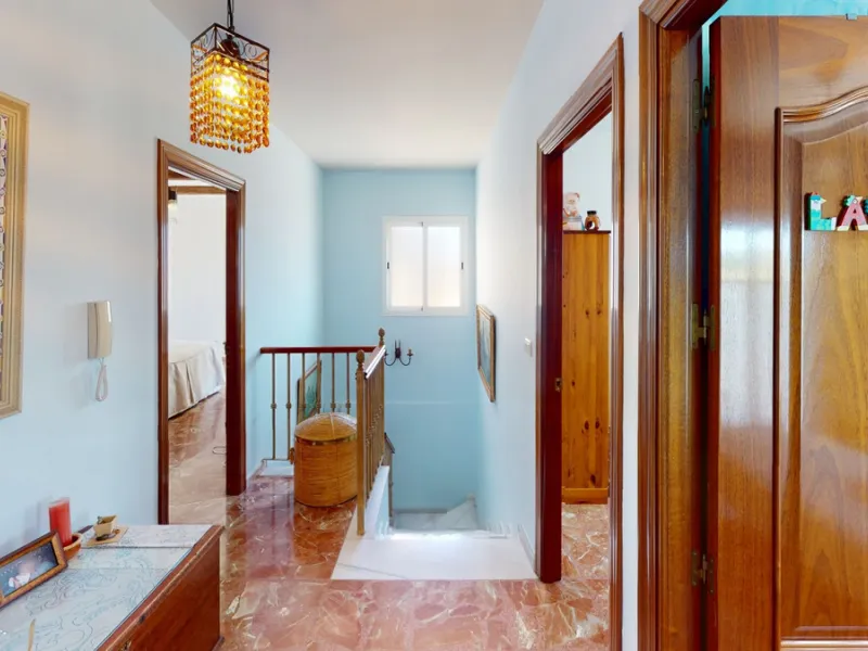 House - Semi-Detached House в продаже в Vélez-Málaga, Málaga. В доме 3 спален и 4 ванных комнат. Площадь дома 267 м². Площадь участка 320 м²