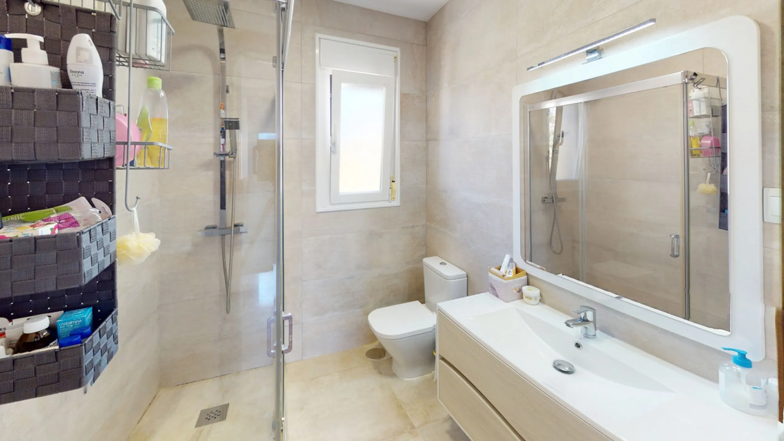 House - Semi-Detached House в продаже в Vélez-Málaga, Málaga. В доме 3 спален и 4 ванных комнат. Площадь дома 267 м². Площадь участка 320 м²