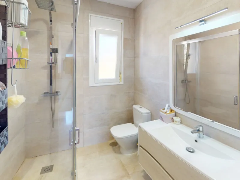 House - Semi-Detached House в продаже в Vélez-Málaga, Málaga. В доме 3 спален и 4 ванных комнат. Площадь дома 267 м². Площадь участка 320 м²
