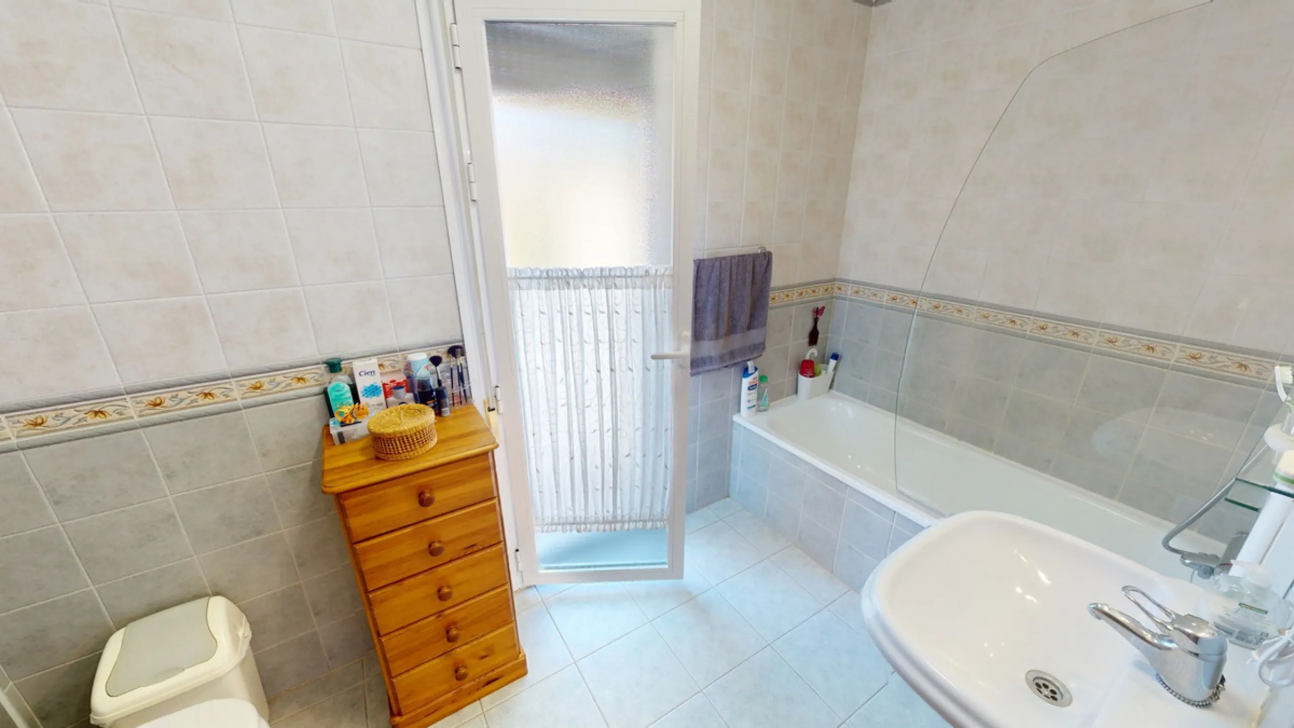 House - Semi-Detached House в продаже в Vélez-Málaga, Málaga. В доме 3 спален и 4 ванных комнат. Площадь дома 267 м². Площадь участка 320 м²