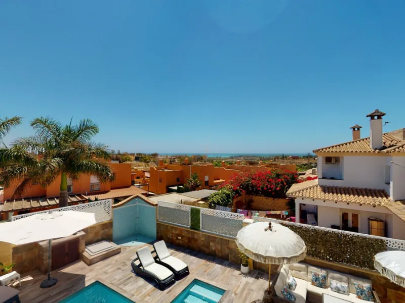 House - Semi-Detached House в продаже в Vélez-Málaga, Málaga. В доме 3 спален и 4 ванных комнат. Площадь дома 267 м². Площадь участка 320 м²