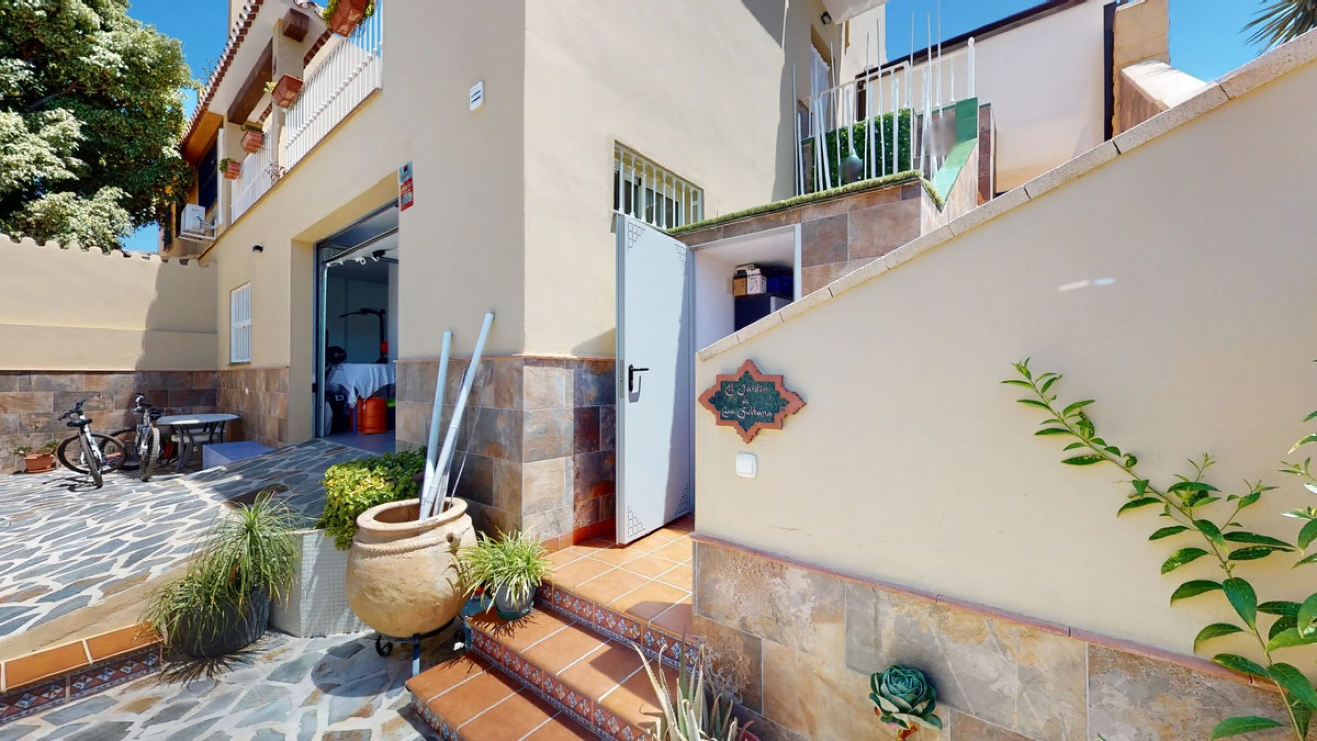 House - Semi-Detached House в продаже в Vélez-Málaga, Málaga. В доме 3 спален и 4 ванных комнат. Площадь дома 267 м². Площадь участка 320 м²