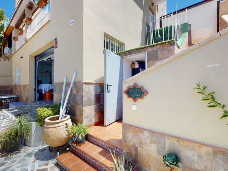 House - Semi-Detached House в продаже в Vélez-Málaga, Málaga. В доме 3 спален и 4 ванных комнат. Площадь дома 267 м². Площадь участка 320 м²