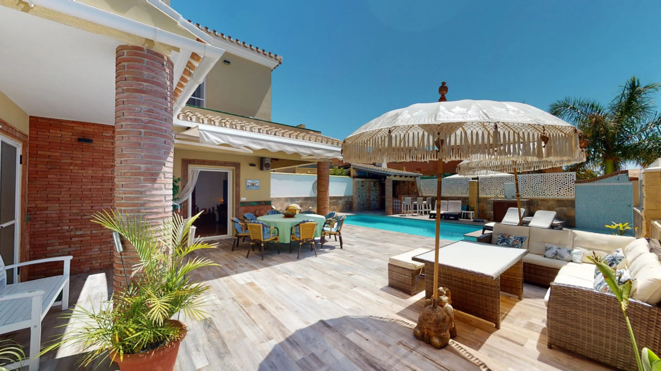 House - Semi-Detached House в продаже в Vélez-Málaga, Málaga. В доме 3 спален и 4 ванных комнат. Площадь дома 267 м². Площадь участка 320 м²