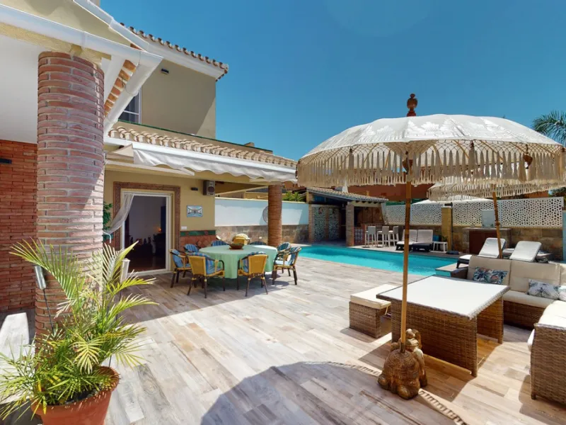 House - Semi-Detached House в продаже в Vélez-Málaga, Málaga. В доме 3 спален и 4 ванных комнат. Площадь дома 267 м². Площадь участка 320 м²