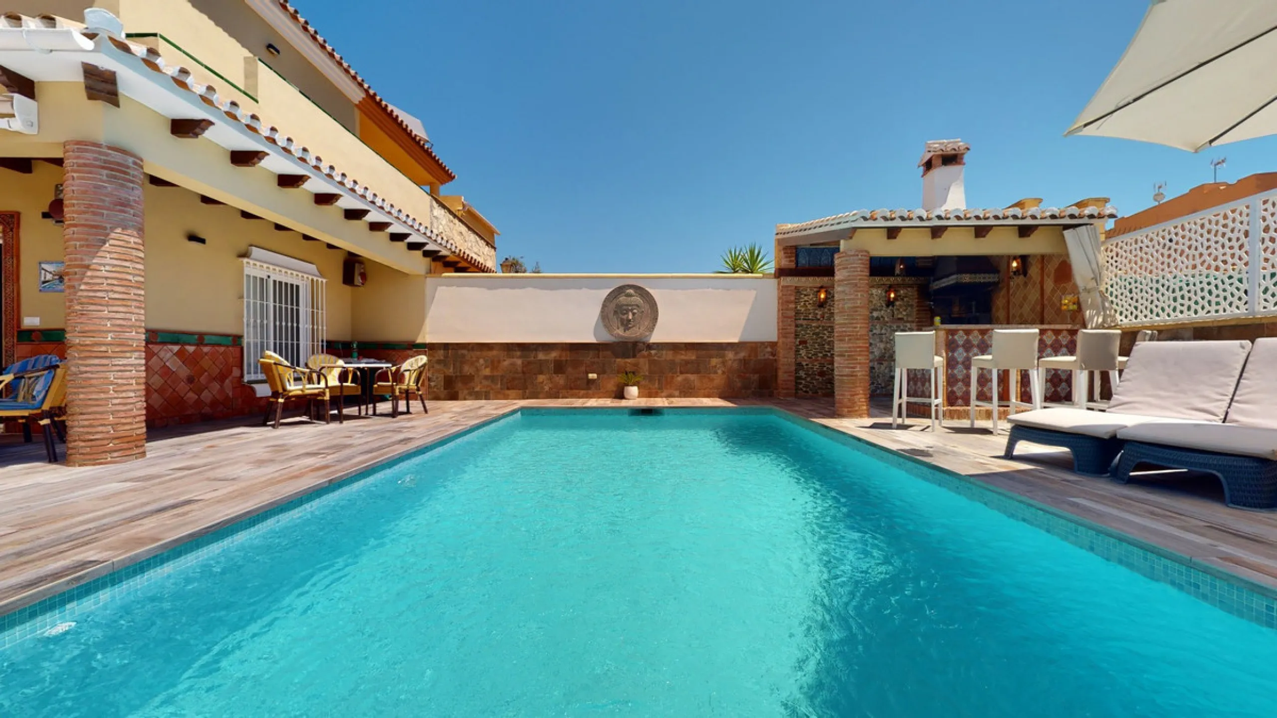 House - Semi-Detached House в продаже в Vélez-Málaga, Málaga. В доме 3 спален и 4 ванных комнат. Площадь дома 267 м². Площадь участка 320 м²