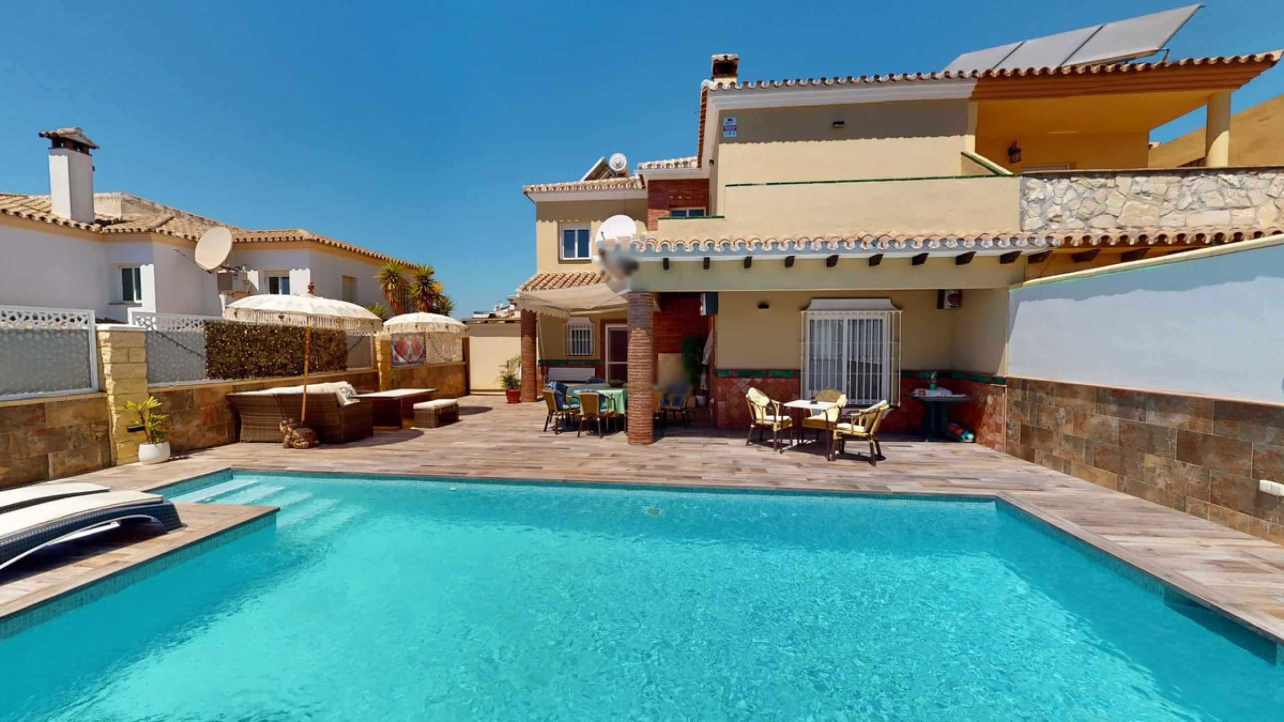 House - Semi-Detached House в продаже в Vélez-Málaga, Málaga. В доме 3 спален и 4 ванных комнат. Площадь дома 267 м². Площадь участка 320 м²