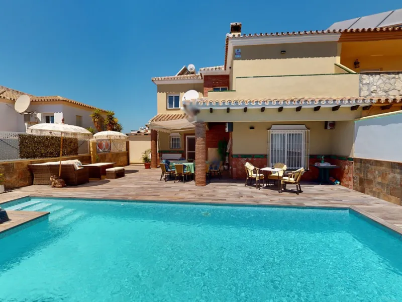 House - Semi-Detached House в продаже в Vélez-Málaga, Málaga. В доме 3 спален и 4 ванных комнат. Площадь дома 267 м². Площадь участка 320 м²