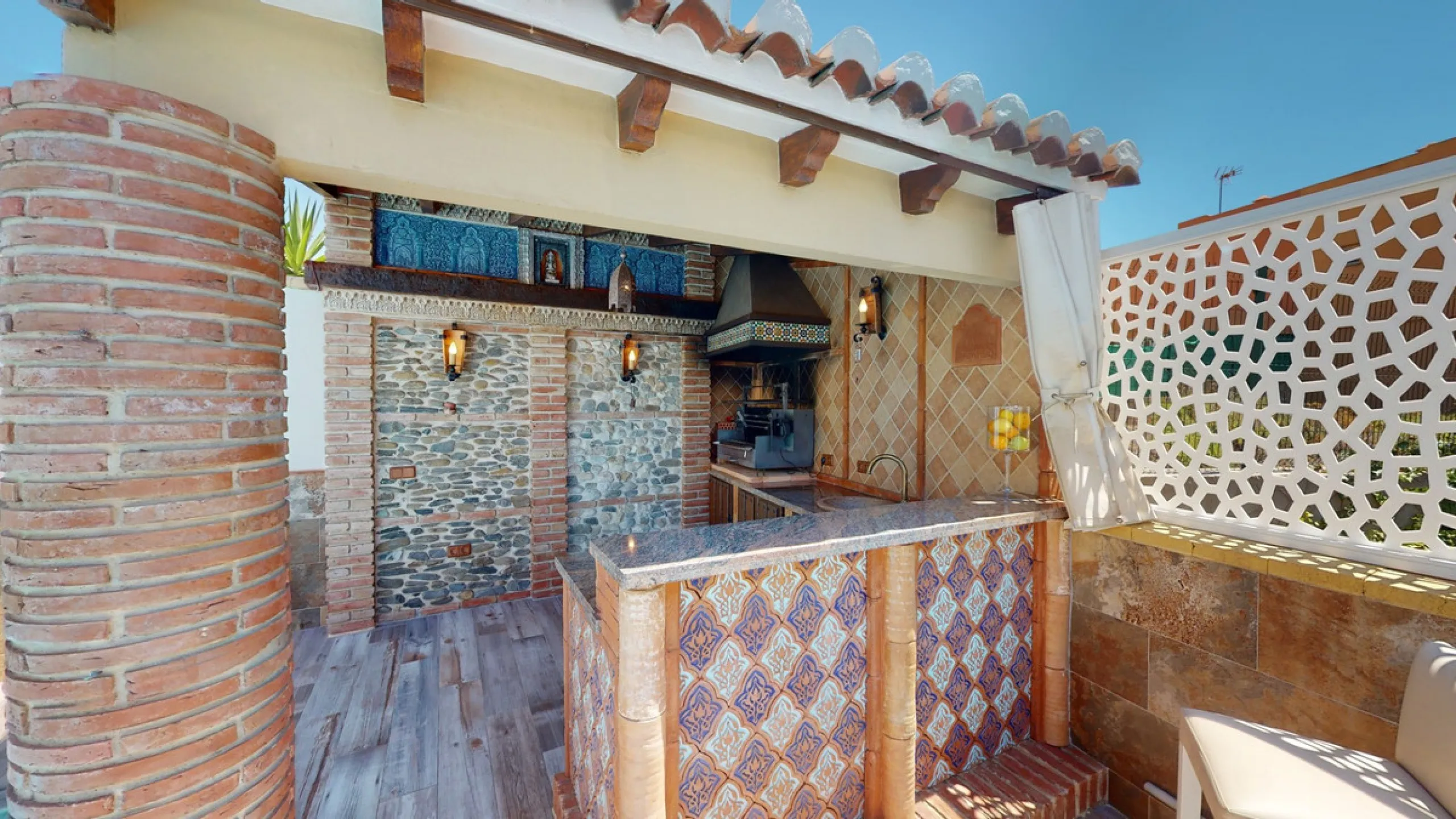House - Semi-Detached House в продаже в Vélez-Málaga, Málaga. В доме 3 спален и 4 ванных комнат. Площадь дома 267 м². Площадь участка 320 м²