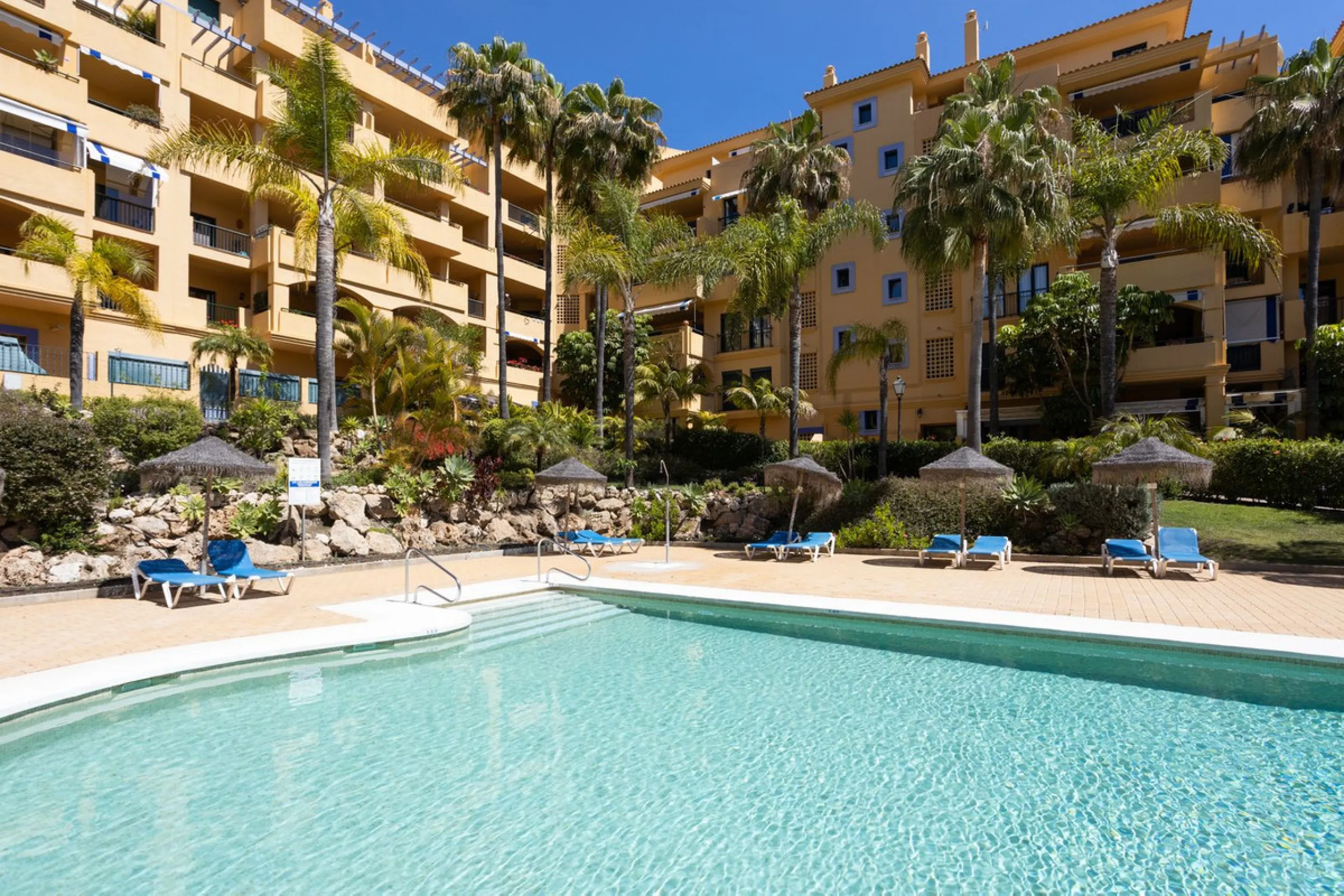 For sale: an exclusive apartment located in one of the most sought-after residential areas of Nueva Alcántara, San Pedro de Alcántara.