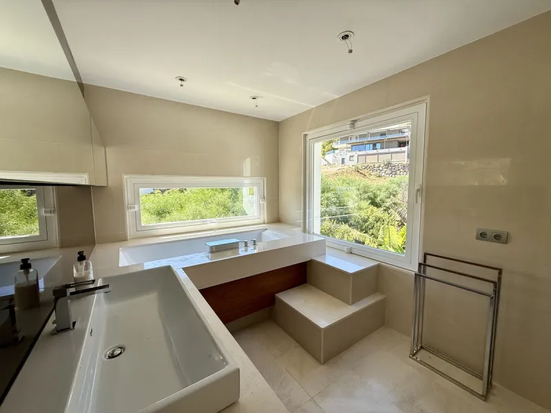 Luxury Detached Villa in Valtocado – Panoramic Sea & Mountain Views