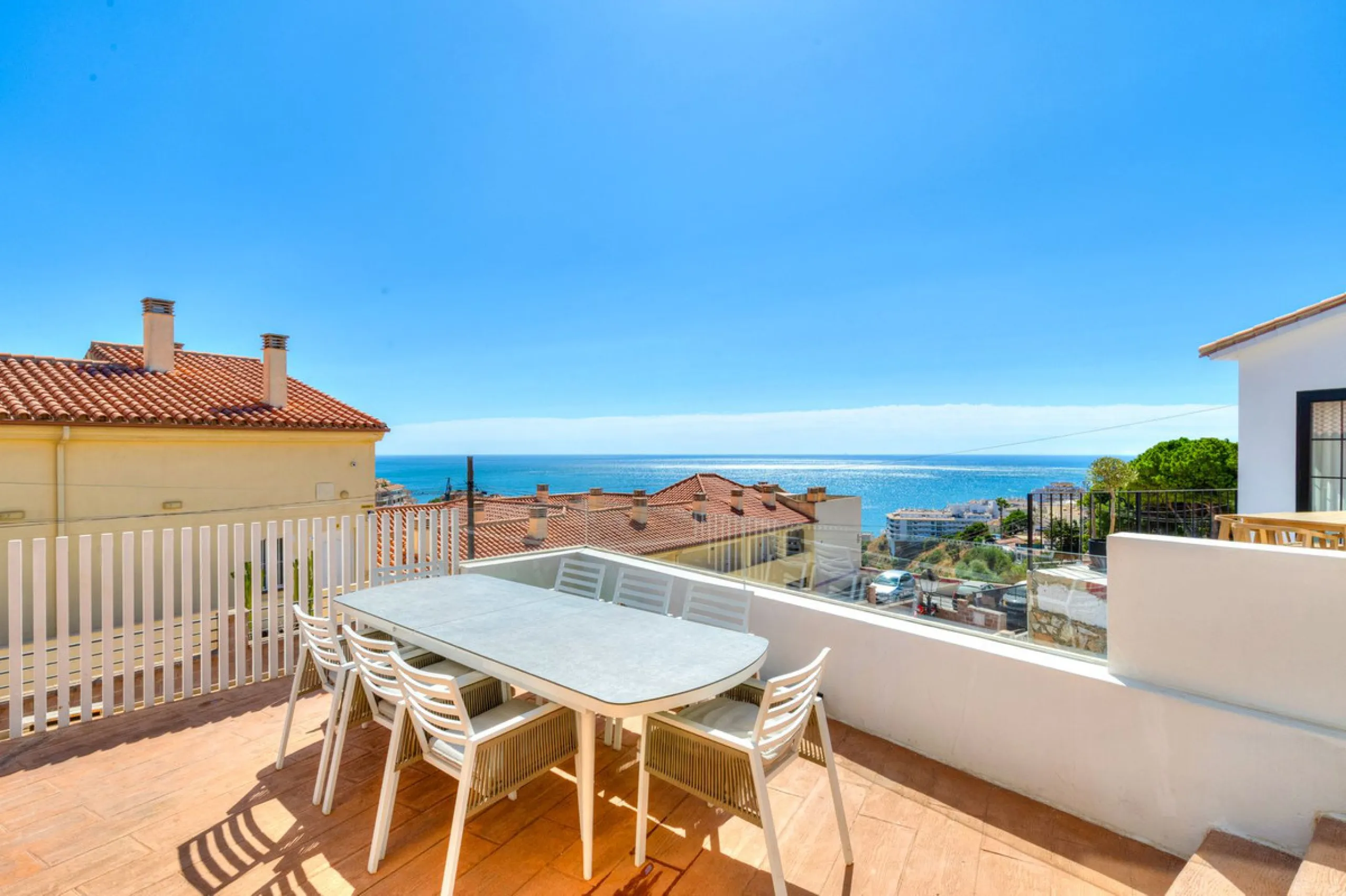 Discover your new home in Torreblanca! This impressive detached house is an excellent investment opportunity, as it has a tourist license and is ready to move into. Located in the upper part of Torreblanca, it offers unbeatable sea views that will take yo