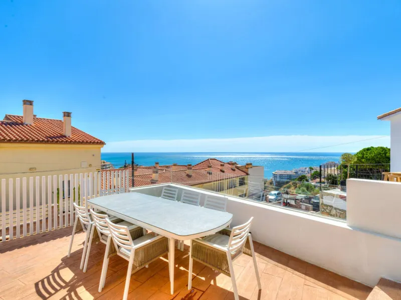 Discover your new home in Torreblanca! This impressive detached house is an excellent investment opportunity, as it has a tourist license and is ready to move into. Located in the upper part of Torreblanca, it offers unbeatable sea views that will take yo
