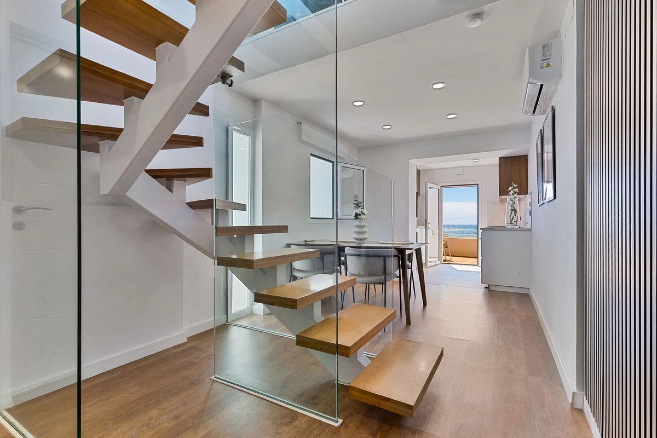 Discover your new home in Torreblanca! This impressive detached house is an excellent investment opportunity, as it has a tourist license and is ready to move into. Located in the upper part of Torreblanca, it offers unbeatable sea views that will take yo