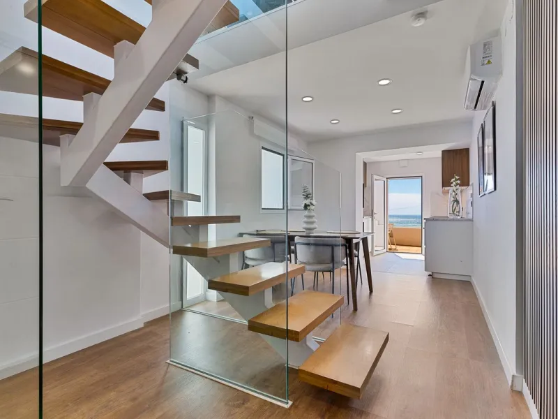Discover your new home in Torreblanca! This impressive detached house is an excellent investment opportunity, as it has a tourist license and is ready to move into. Located in the upper part of Torreblanca, it offers unbeatable sea views that will take yo