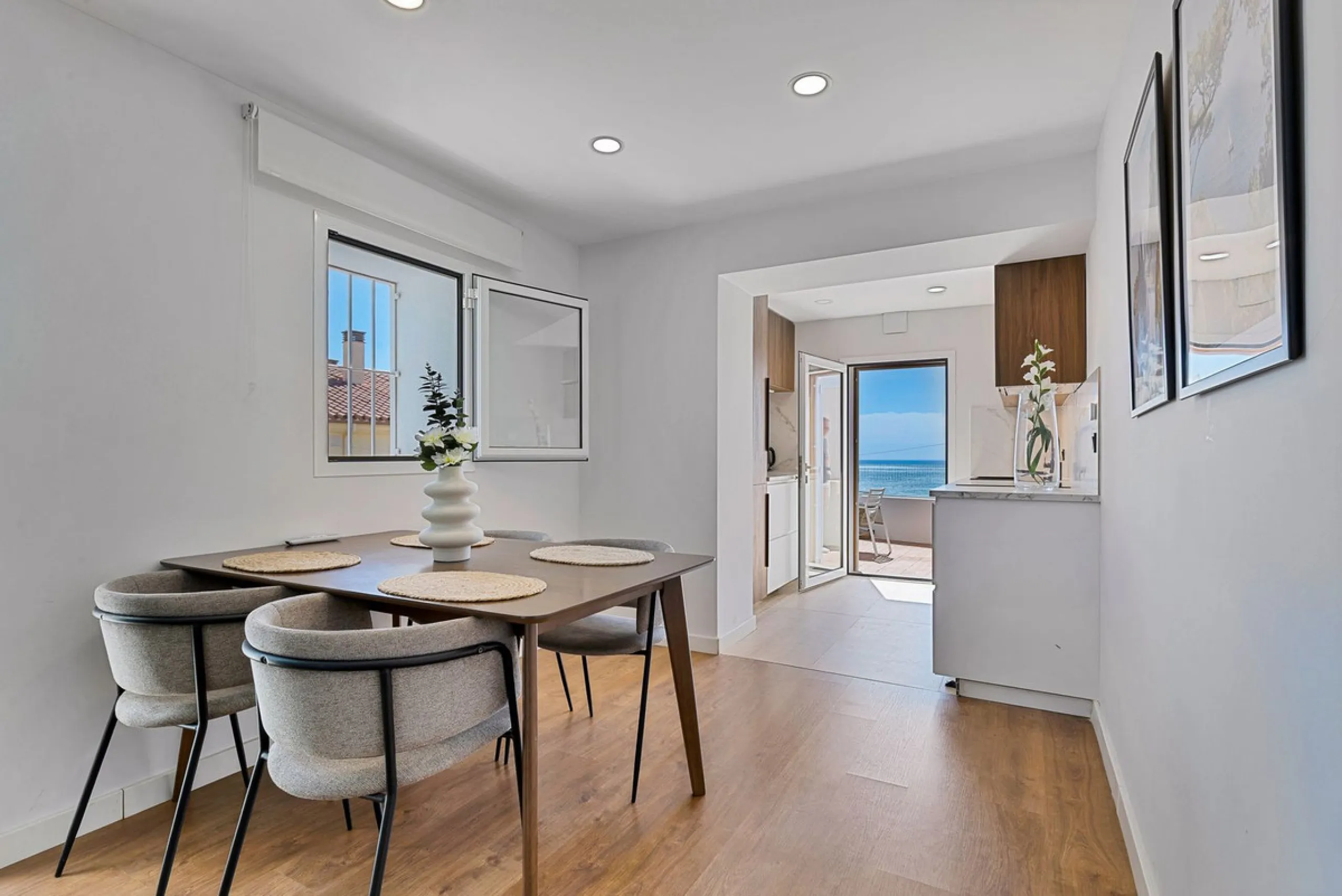 Discover your new home in Torreblanca! This impressive detached house is an excellent investment opportunity, as it has a tourist license and is ready to move into. Located in the upper part of Torreblanca, it offers unbeatable sea views that will take yo