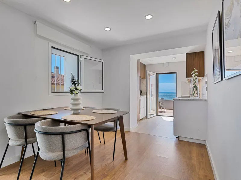 Discover your new home in Torreblanca! This impressive detached house is an excellent investment opportunity, as it has a tourist license and is ready to move into. Located in the upper part of Torreblanca, it offers unbeatable sea views that will take yo