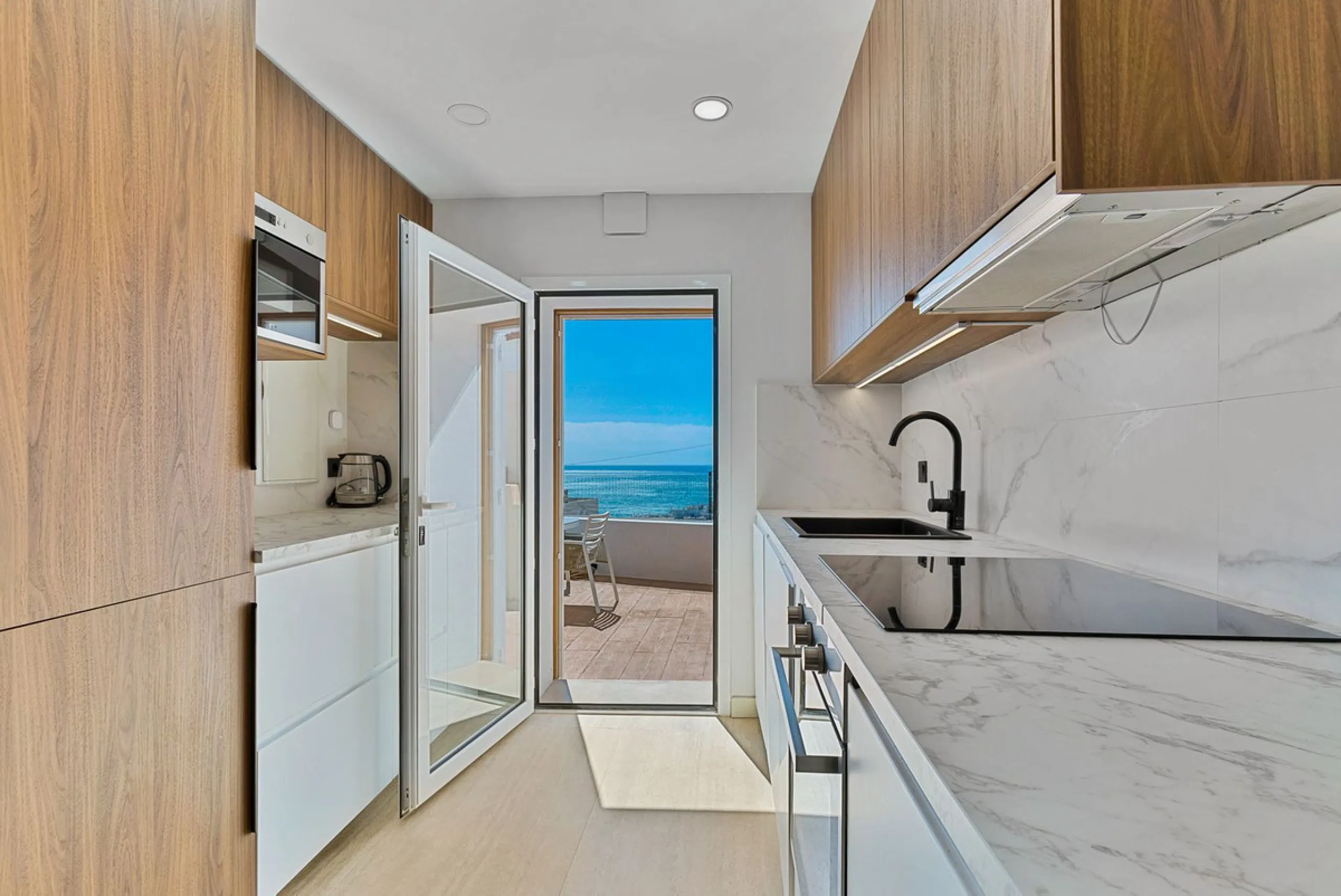 Discover your new home in Torreblanca! This impressive detached house is an excellent investment opportunity, as it has a tourist license and is ready to move into. Located in the upper part of Torreblanca, it offers unbeatable sea views that will take yo