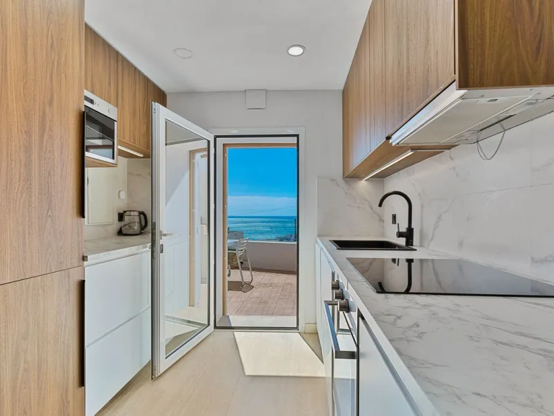 Discover your new home in Torreblanca! This impressive detached house is an excellent investment opportunity, as it has a tourist license and is ready to move into. Located in the upper part of Torreblanca, it offers unbeatable sea views that will take yo