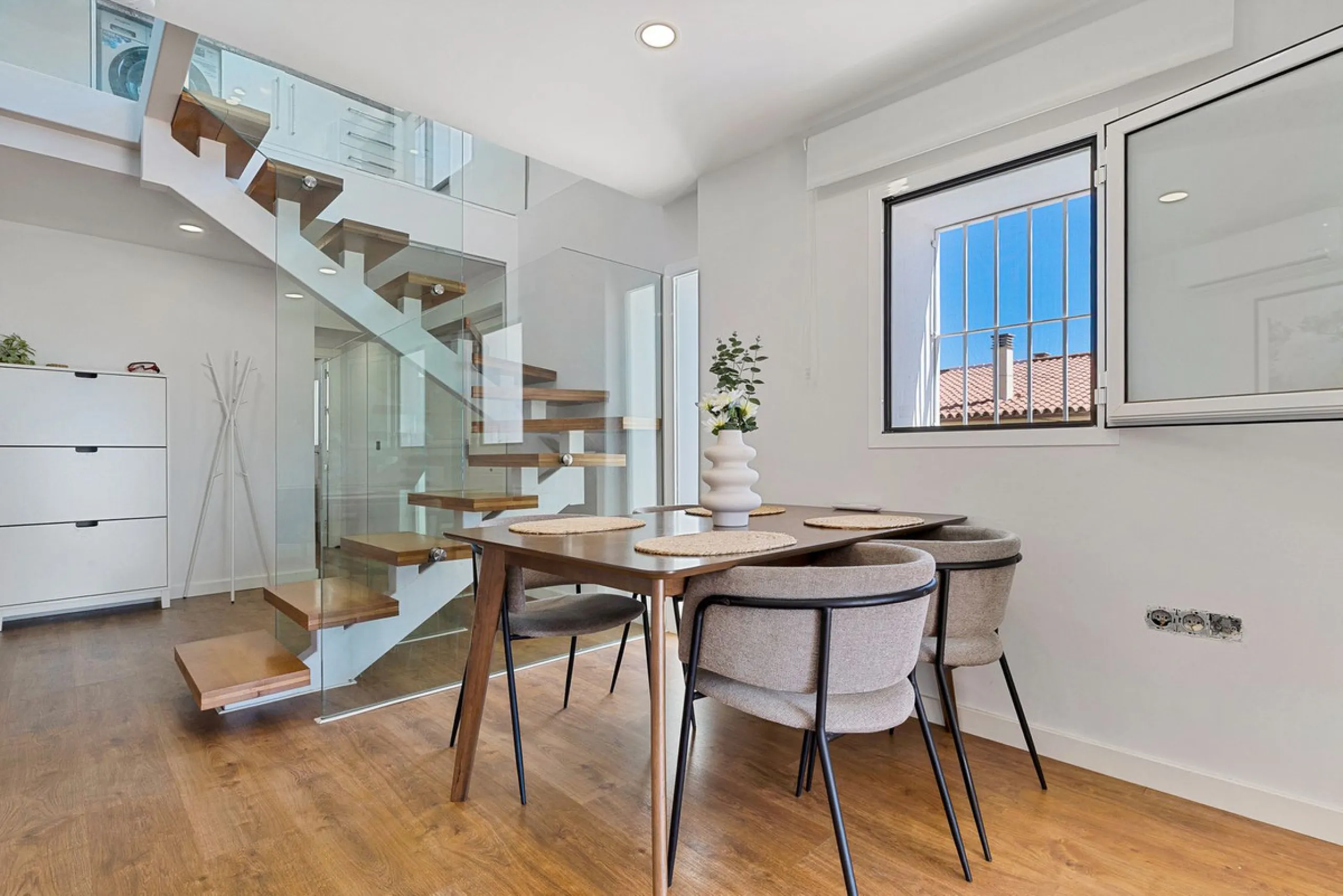 Discover your new home in Torreblanca! This impressive detached house is an excellent investment opportunity, as it has a tourist license and is ready to move into. Located in the upper part of Torreblanca, it offers unbeatable sea views that will take yo