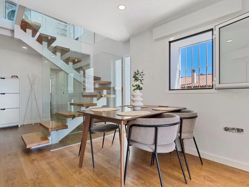 Discover your new home in Torreblanca! This impressive detached house is an excellent investment opportunity, as it has a tourist license and is ready to move into. Located in the upper part of Torreblanca, it offers unbeatable sea views that will take yo