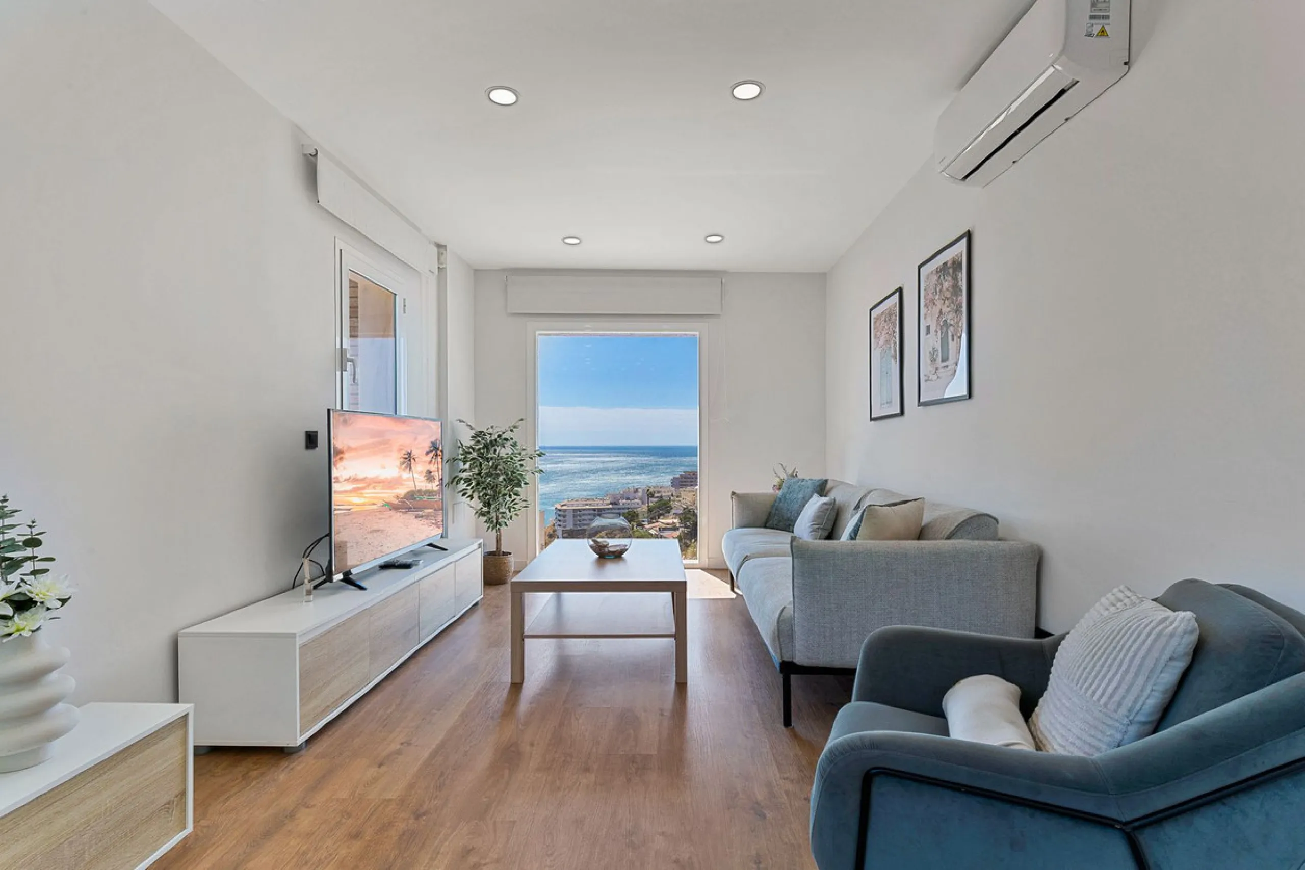 Discover your new home in Torreblanca! This impressive detached house is an excellent investment opportunity, as it has a tourist license and is ready to move into. Located in the upper part of Torreblanca, it offers unbeatable sea views that will take yo