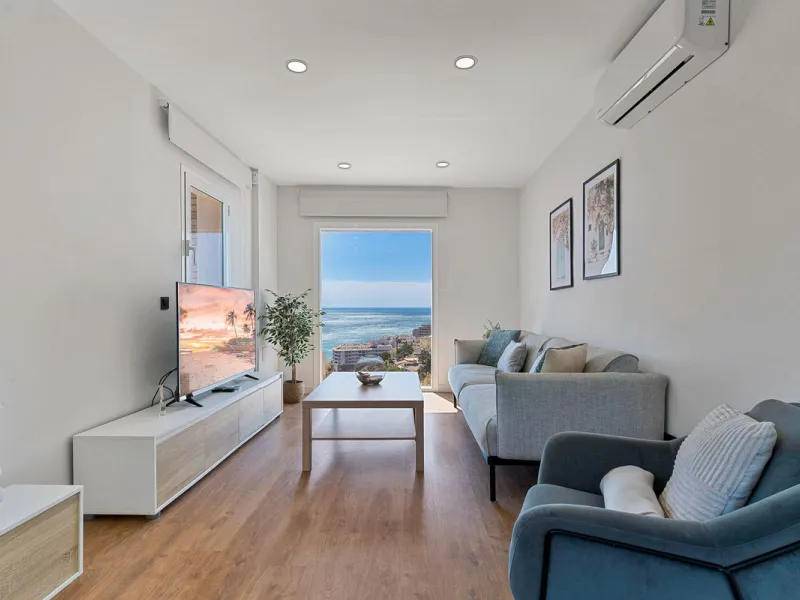 Discover your new home in Torreblanca! This impressive detached house is an excellent investment opportunity, as it has a tourist license and is ready to move into. Located in the upper part of Torreblanca, it offers unbeatable sea views that will take yo