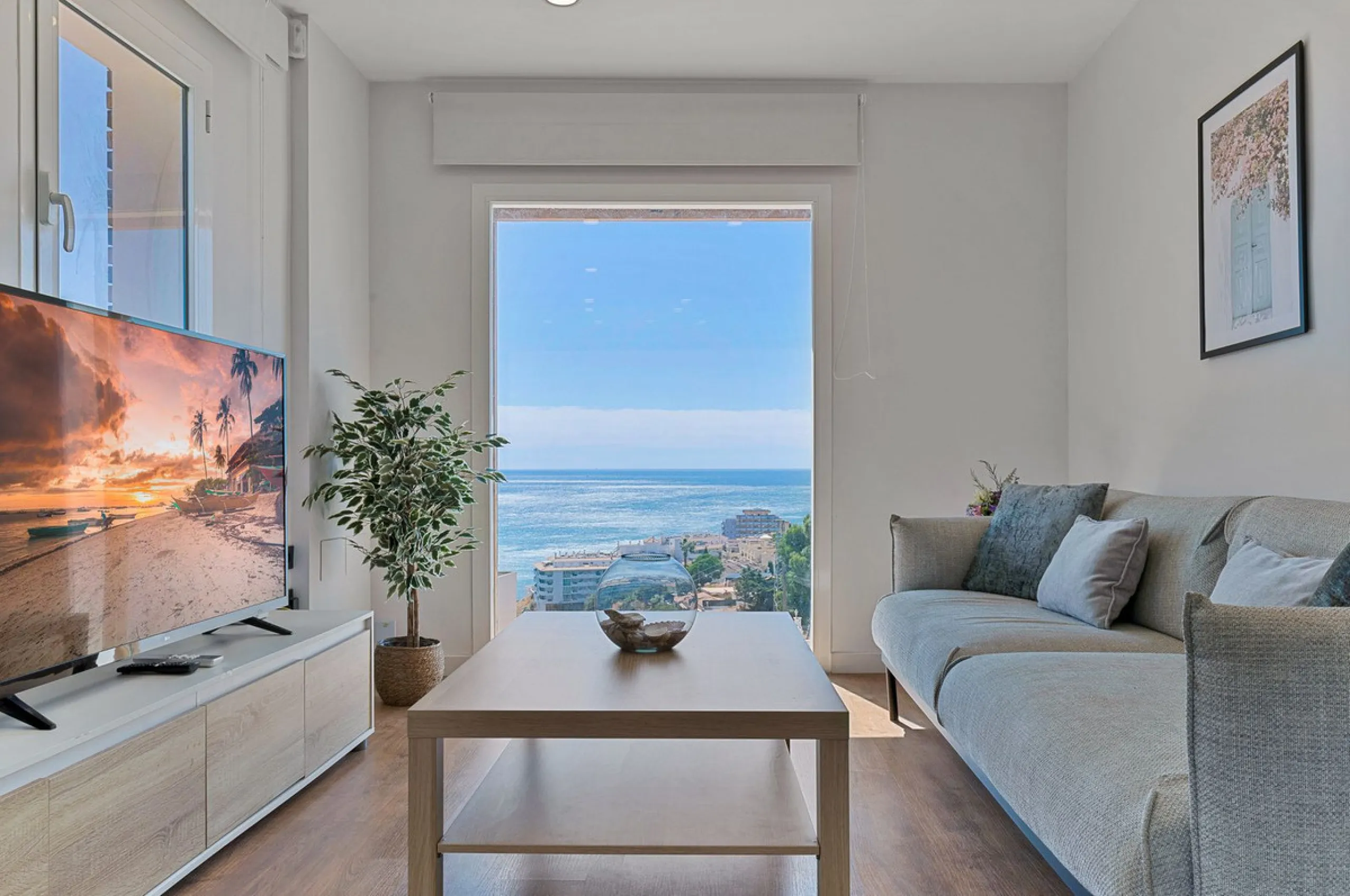 Discover your new home in Torreblanca! This impressive detached house is an excellent investment opportunity, as it has a tourist license and is ready to move into. Located in the upper part of Torreblanca, it offers unbeatable sea views that will take yo