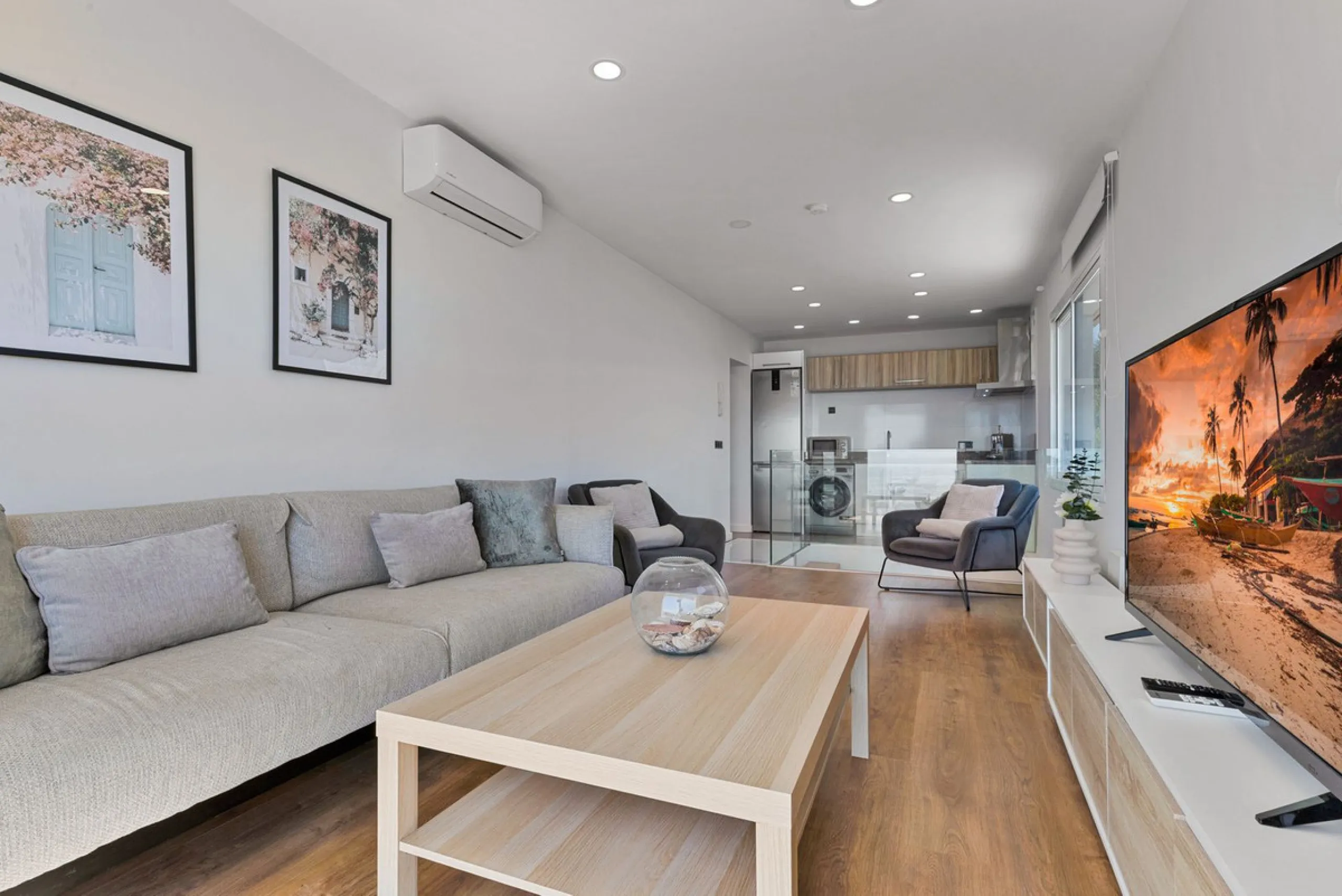 Discover your new home in Torreblanca! This impressive detached house is an excellent investment opportunity, as it has a tourist license and is ready to move into. Located in the upper part of Torreblanca, it offers unbeatable sea views that will take yo