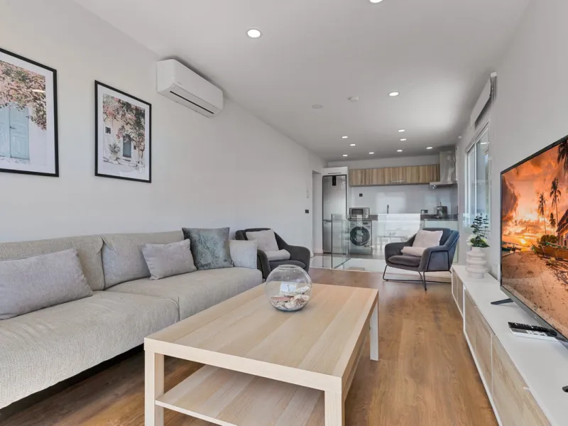 Discover your new home in Torreblanca! This impressive detached house is an excellent investment opportunity, as it has a tourist license and is ready to move into. Located in the upper part of Torreblanca, it offers unbeatable sea views that will take yo