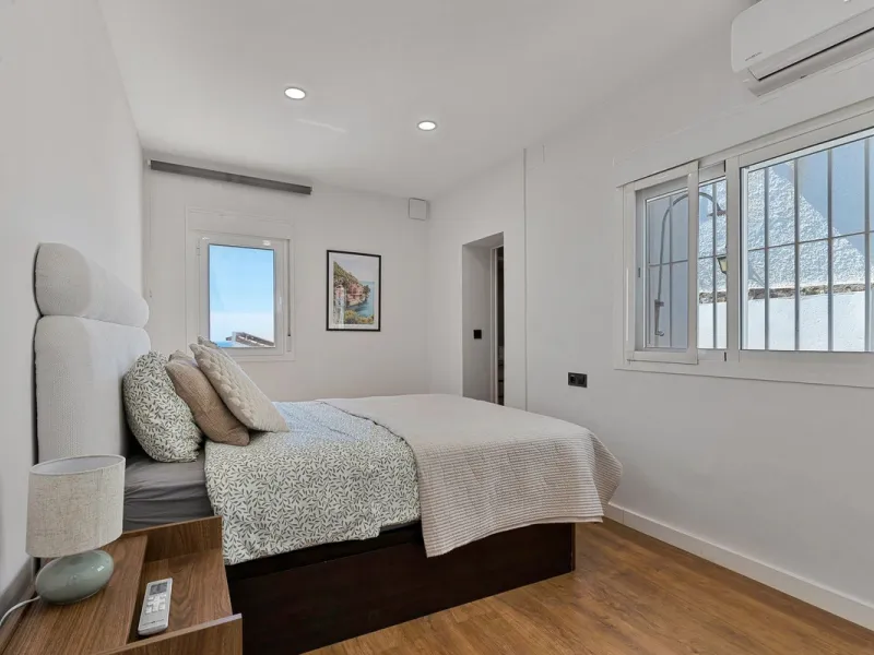 Discover your new home in Torreblanca! This impressive detached house is an excellent investment opportunity, as it has a tourist license and is ready to move into. Located in the upper part of Torreblanca, it offers unbeatable sea views that will take yo