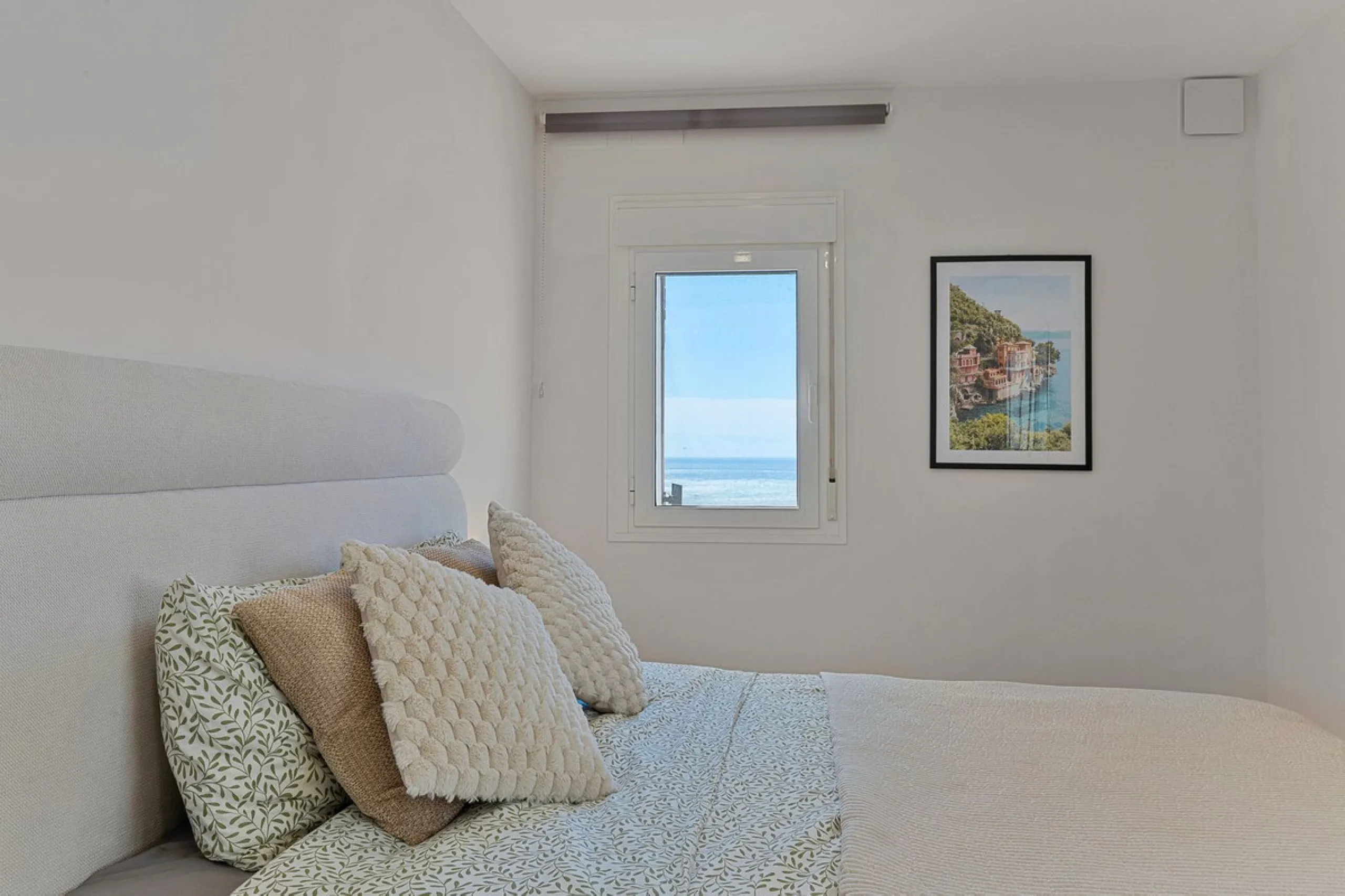 Discover your new home in Torreblanca! This impressive detached house is an excellent investment opportunity, as it has a tourist license and is ready to move into. Located in the upper part of Torreblanca, it offers unbeatable sea views that will take yo
