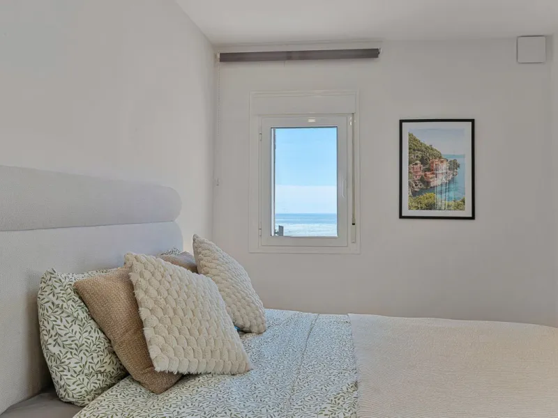 Discover your new home in Torreblanca! This impressive detached house is an excellent investment opportunity, as it has a tourist license and is ready to move into. Located in the upper part of Torreblanca, it offers unbeatable sea views that will take yo