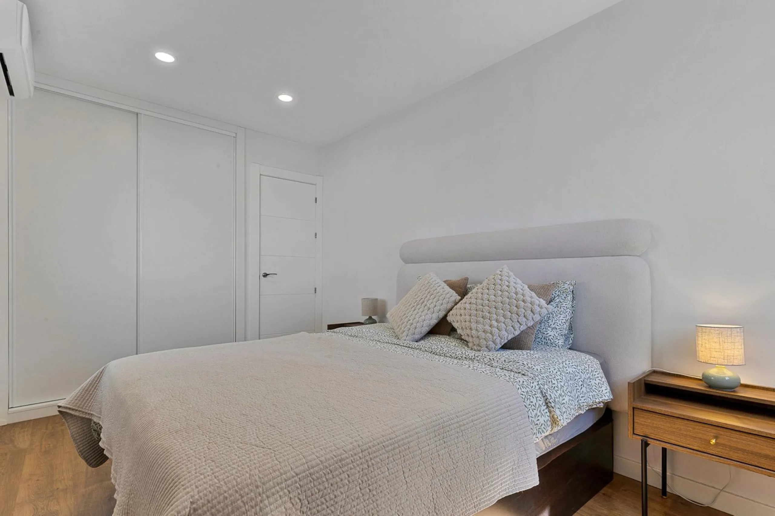 Discover your new home in Torreblanca! This impressive detached house is an excellent investment opportunity, as it has a tourist license and is ready to move into. Located in the upper part of Torreblanca, it offers unbeatable sea views that will take yo