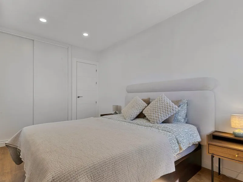 Discover your new home in Torreblanca! This impressive detached house is an excellent investment opportunity, as it has a tourist license and is ready to move into. Located in the upper part of Torreblanca, it offers unbeatable sea views that will take yo