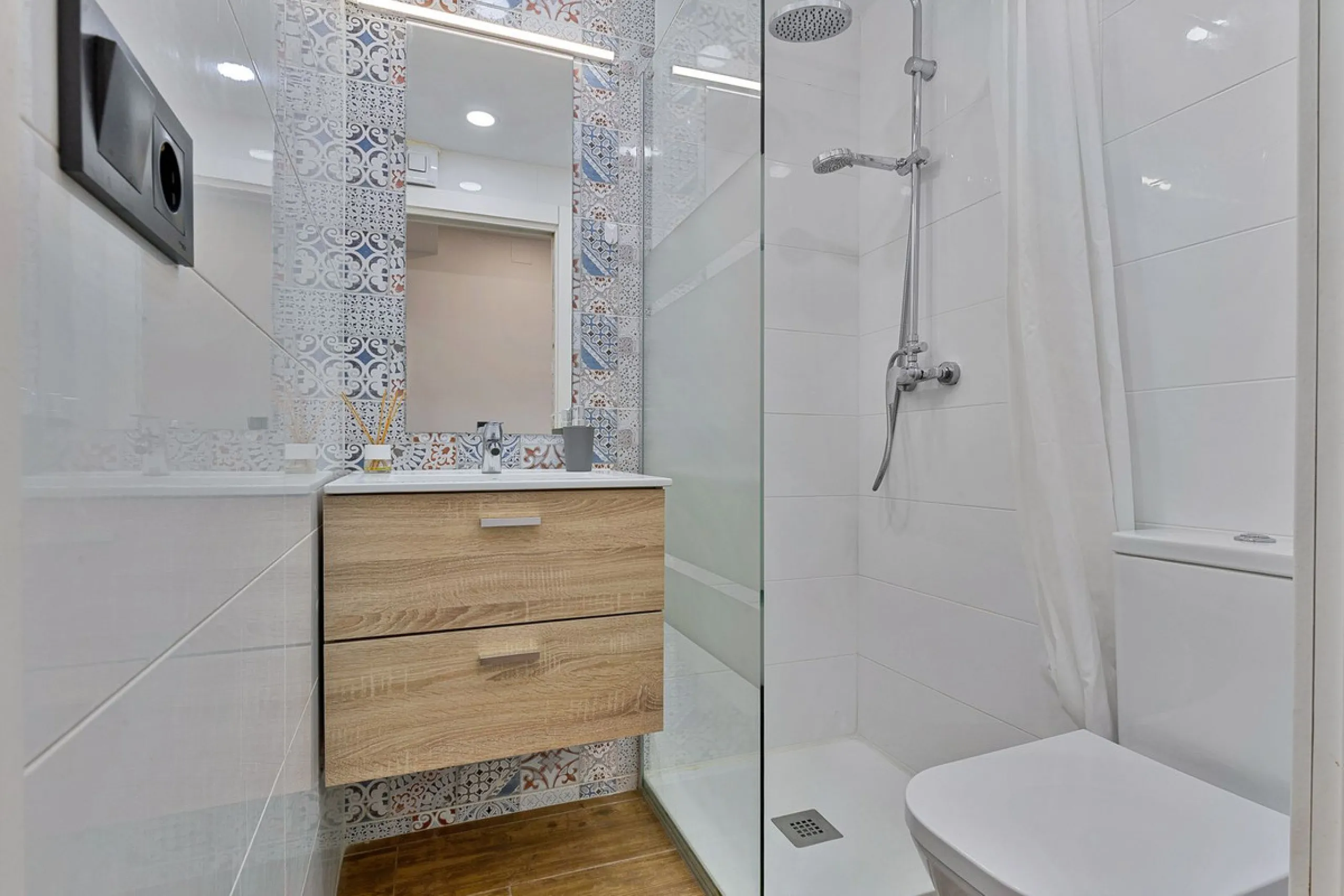 Discover your new home in Torreblanca! This impressive detached house is an excellent investment opportunity, as it has a tourist license and is ready to move into. Located in the upper part of Torreblanca, it offers unbeatable sea views that will take yo