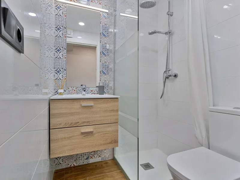 Discover your new home in Torreblanca! This impressive detached house is an excellent investment opportunity, as it has a tourist license and is ready to move into. Located in the upper part of Torreblanca, it offers unbeatable sea views that will take yo