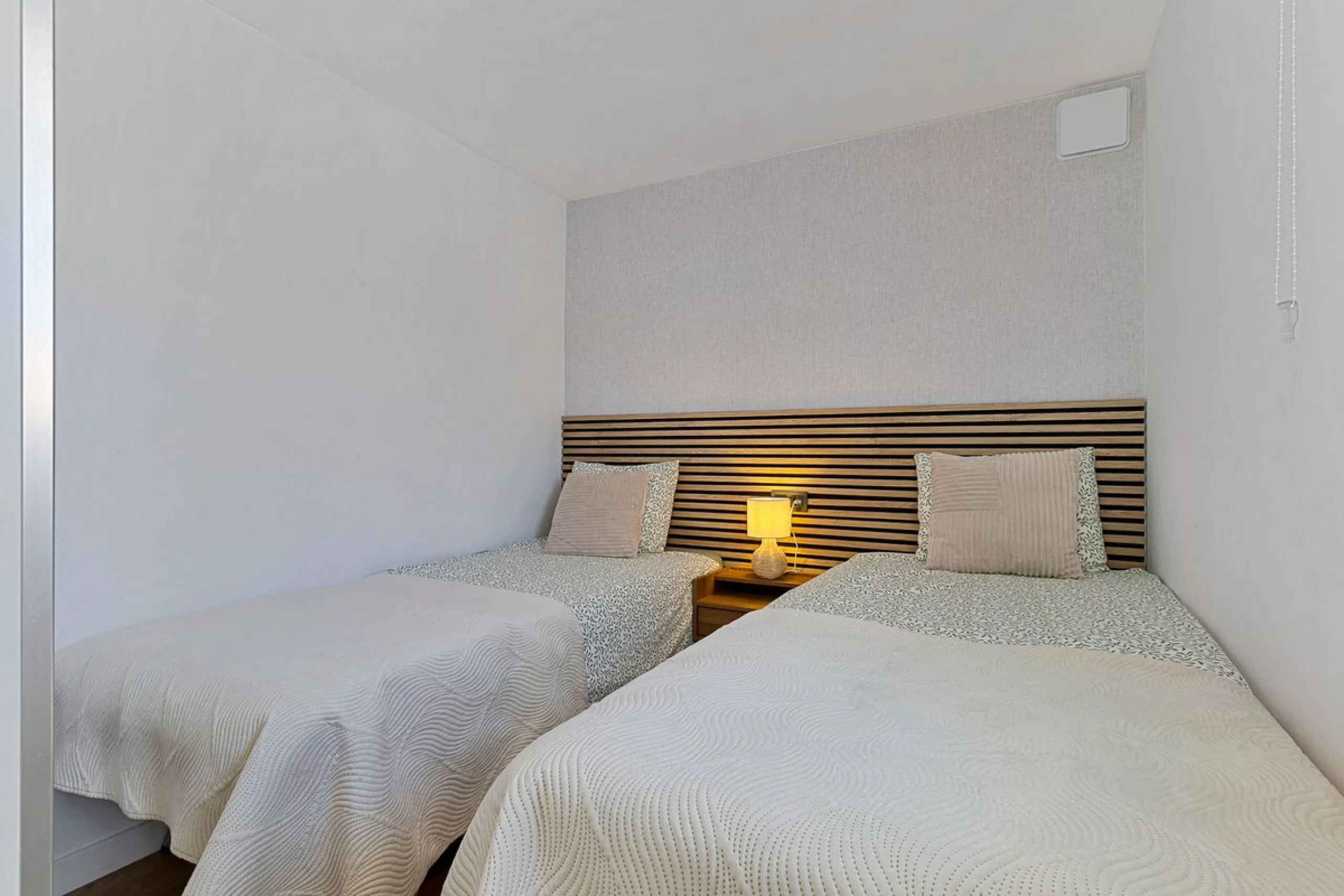 Discover your new home in Torreblanca! This impressive detached house is an excellent investment opportunity, as it has a tourist license and is ready to move into. Located in the upper part of Torreblanca, it offers unbeatable sea views that will take yo