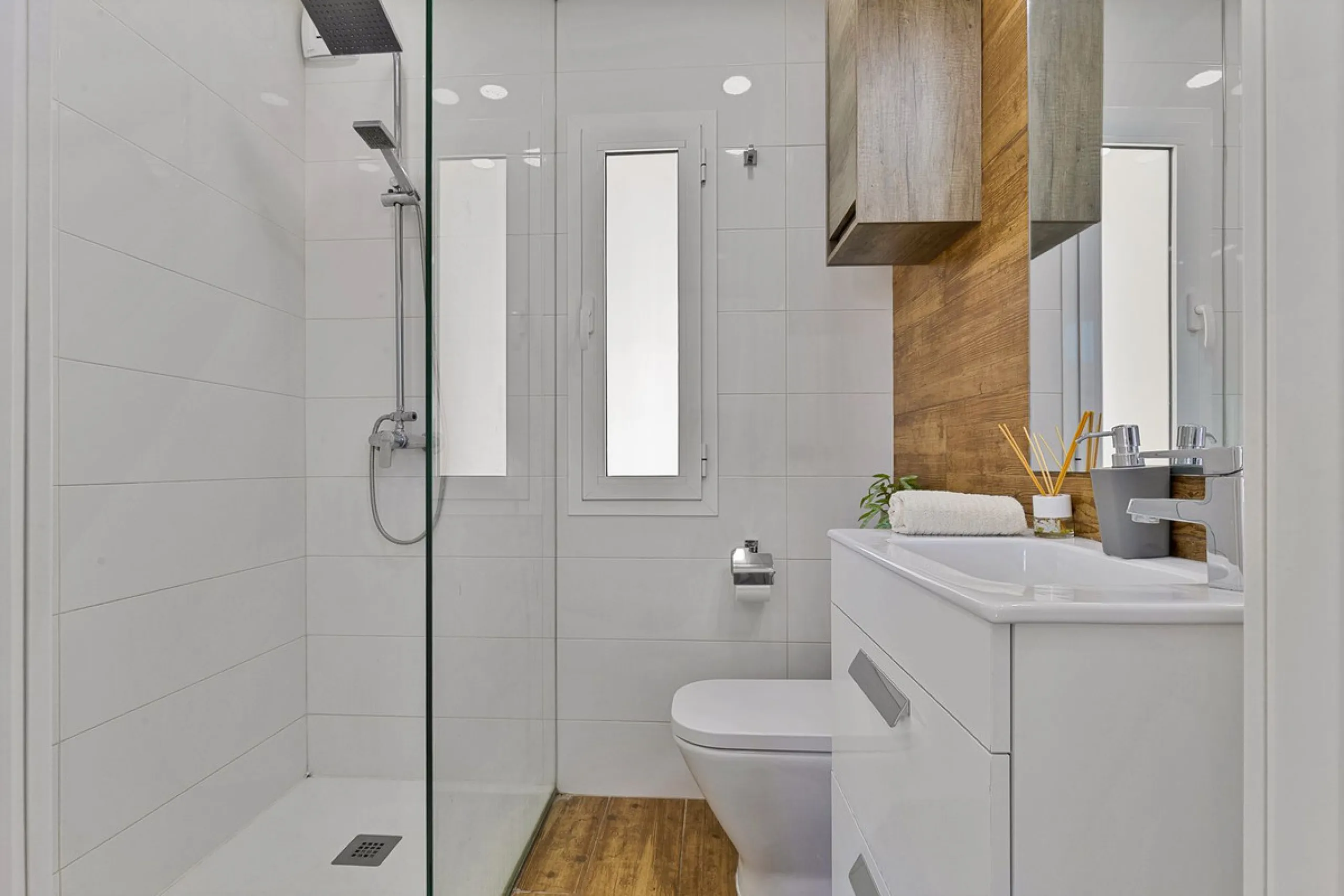 Discover your new home in Torreblanca! This impressive detached house is an excellent investment opportunity, as it has a tourist license and is ready to move into. Located in the upper part of Torreblanca, it offers unbeatable sea views that will take yo