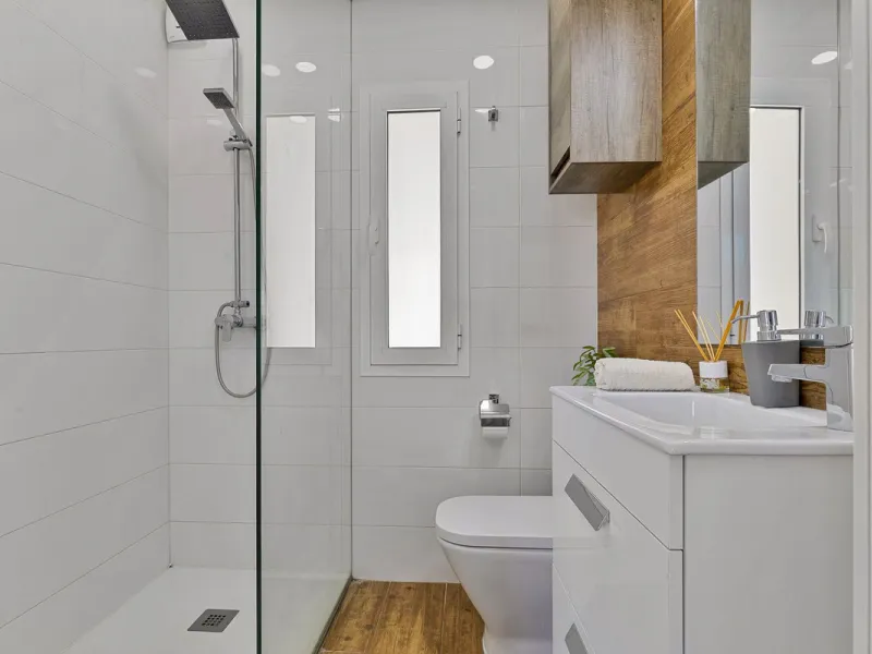 Discover your new home in Torreblanca! This impressive detached house is an excellent investment opportunity, as it has a tourist license and is ready to move into. Located in the upper part of Torreblanca, it offers unbeatable sea views that will take yo