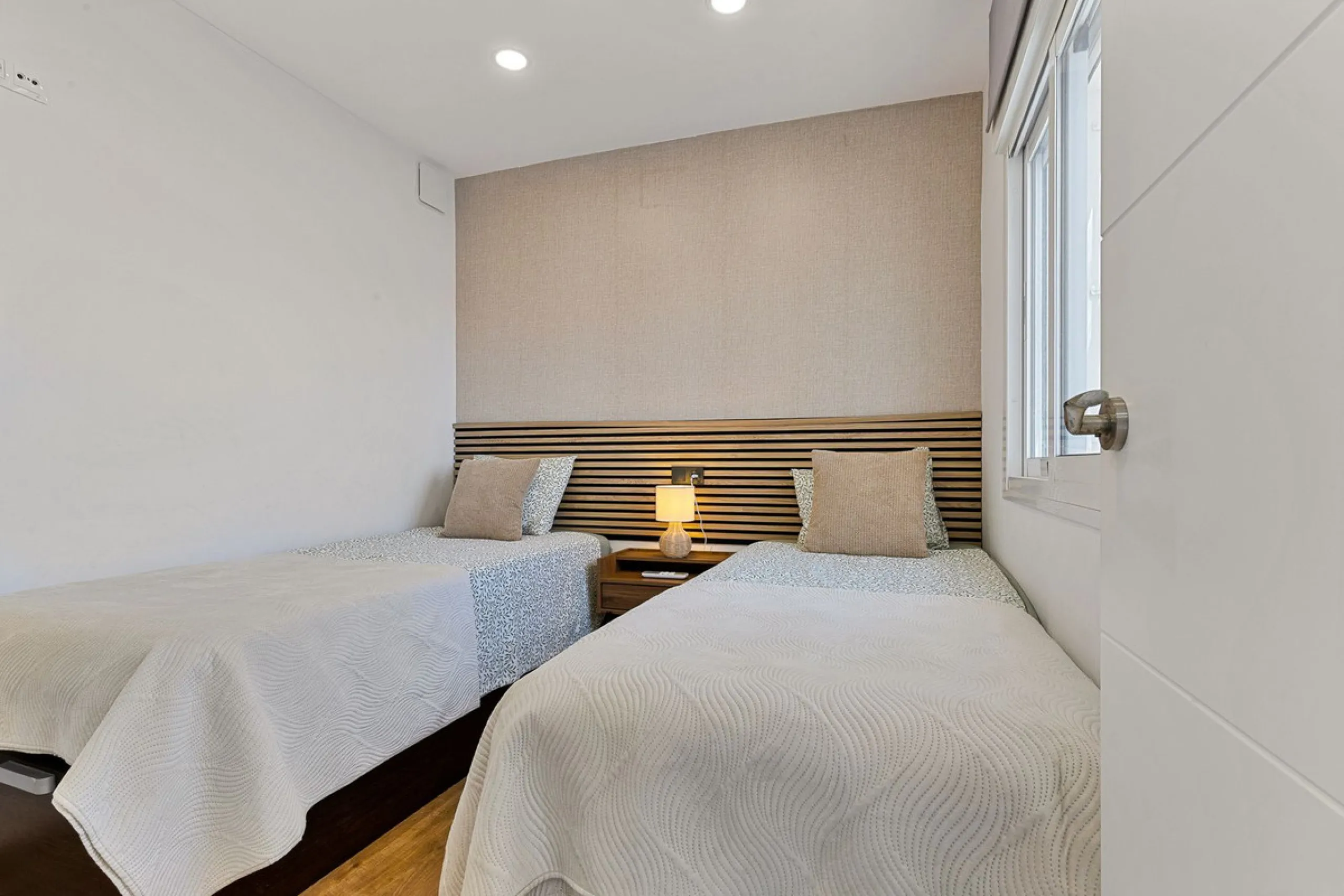 Discover your new home in Torreblanca! This impressive detached house is an excellent investment opportunity, as it has a tourist license and is ready to move into. Located in the upper part of Torreblanca, it offers unbeatable sea views that will take yo