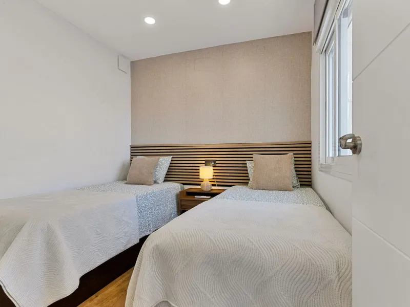 Discover your new home in Torreblanca! This impressive detached house is an excellent investment opportunity, as it has a tourist license and is ready to move into. Located in the upper part of Torreblanca, it offers unbeatable sea views that will take yo