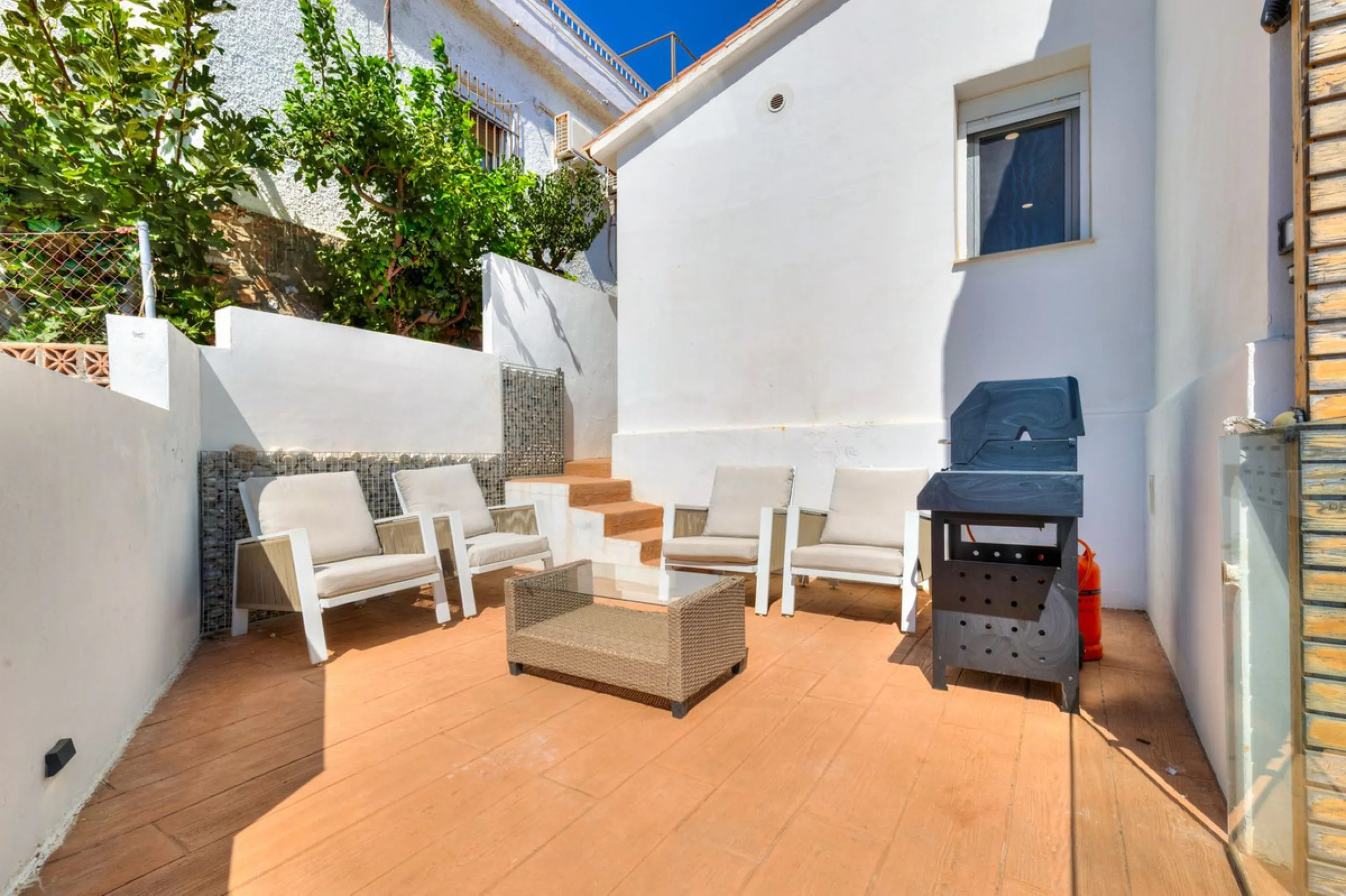 Discover your new home in Torreblanca! This impressive detached house is an excellent investment opportunity, as it has a tourist license and is ready to move into. Located in the upper part of Torreblanca, it offers unbeatable sea views that will take yo