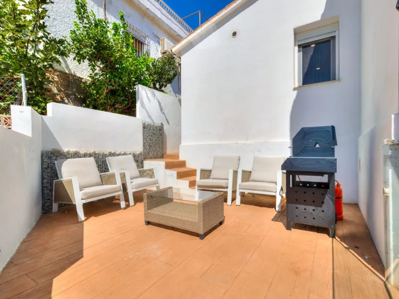 Discover your new home in Torreblanca! This impressive detached house is an excellent investment opportunity, as it has a tourist license and is ready to move into. Located in the upper part of Torreblanca, it offers unbeatable sea views that will take yo