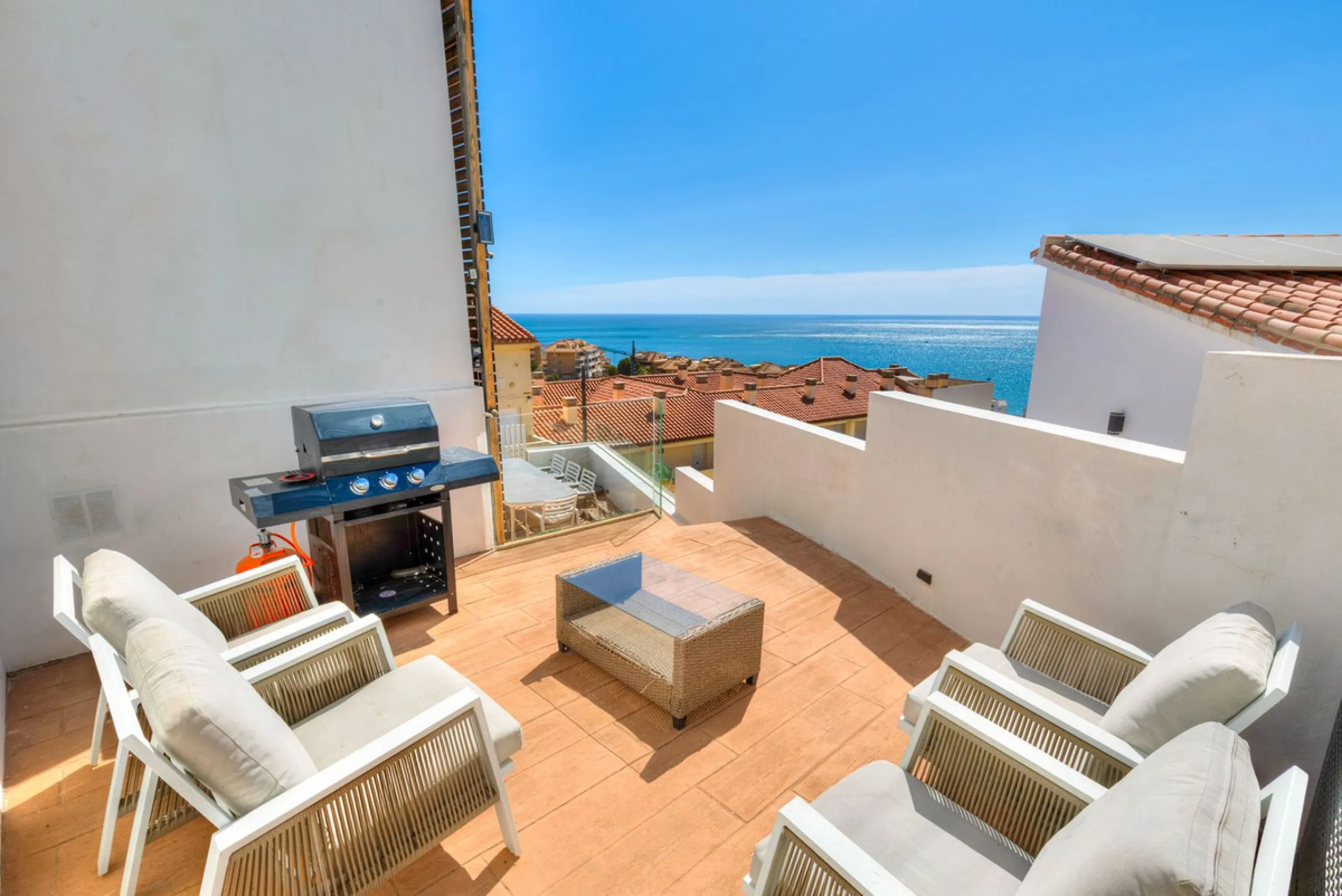 Discover your new home in Torreblanca! This impressive detached house is an excellent investment opportunity, as it has a tourist license and is ready to move into. Located in the upper part of Torreblanca, it offers unbeatable sea views that will take yo