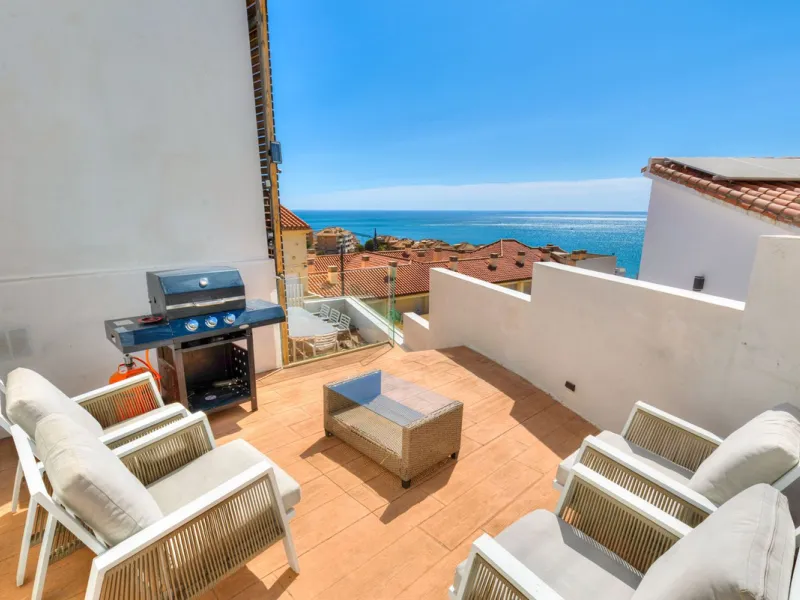 Discover your new home in Torreblanca! This impressive detached house is an excellent investment opportunity, as it has a tourist license and is ready to move into. Located in the upper part of Torreblanca, it offers unbeatable sea views that will take yo